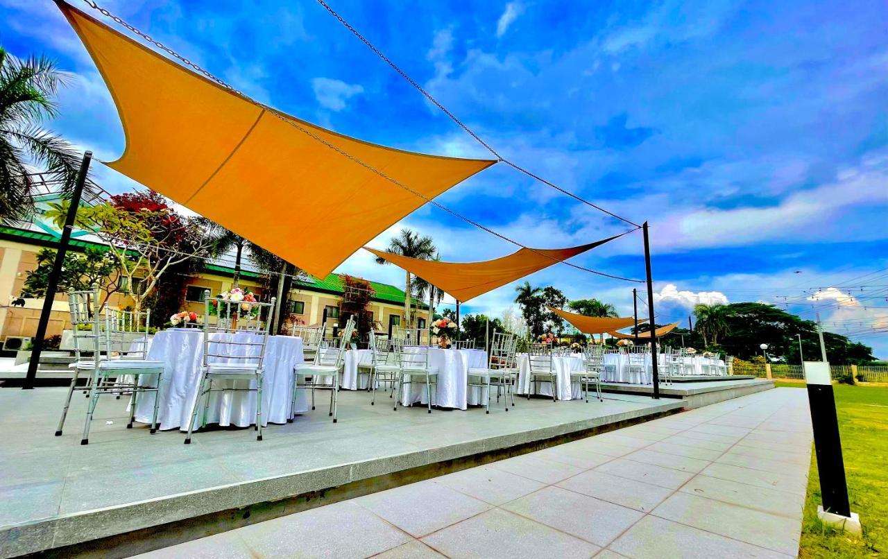 โรงแรมลุยซิตา เซ็นทรัล พาร์ค Tarlac City ภายนอก รูปภาพ