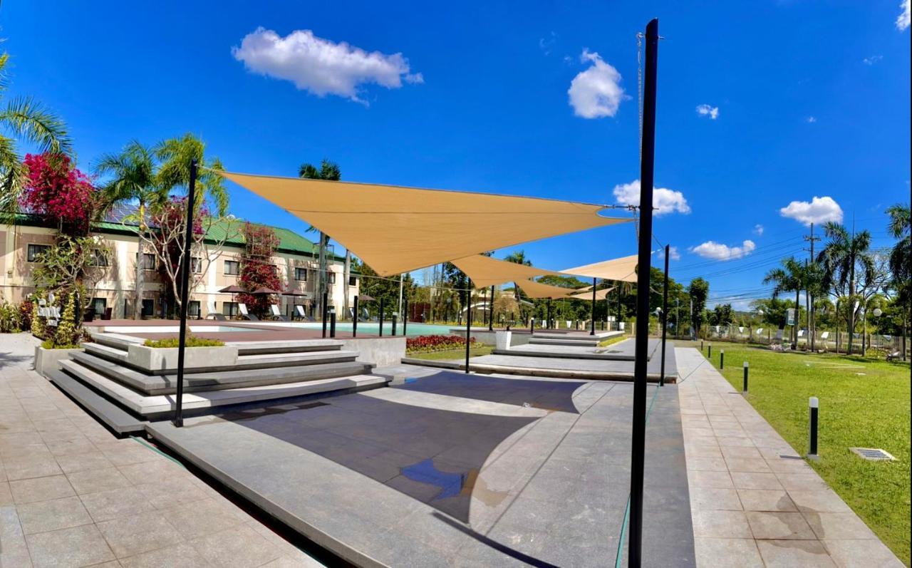 โรงแรมลุยซิตา เซ็นทรัล พาร์ค Tarlac City ภายนอก รูปภาพ