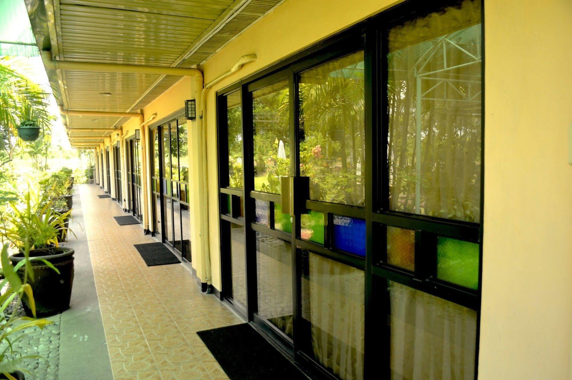 โรงแรมลุยซิตา เซ็นทรัล พาร์ค Tarlac City ภายนอก รูปภาพ