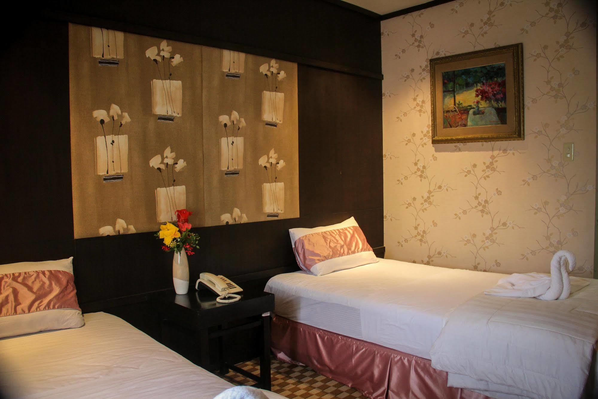 โรงแรมลุยซิตา เซ็นทรัล พาร์ค Tarlac City ภายนอก รูปภาพ