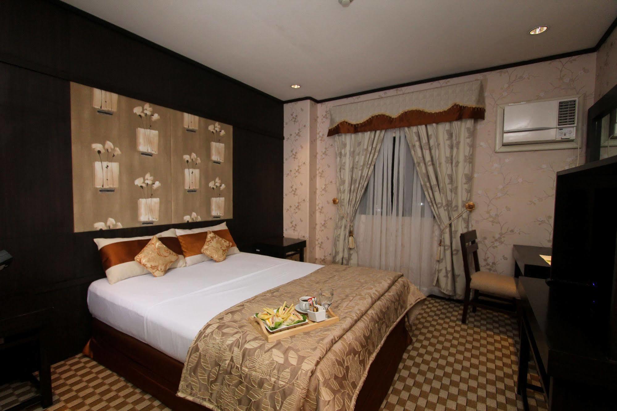 โรงแรมลุยซิตา เซ็นทรัล พาร์ค Tarlac City ภายนอก รูปภาพ