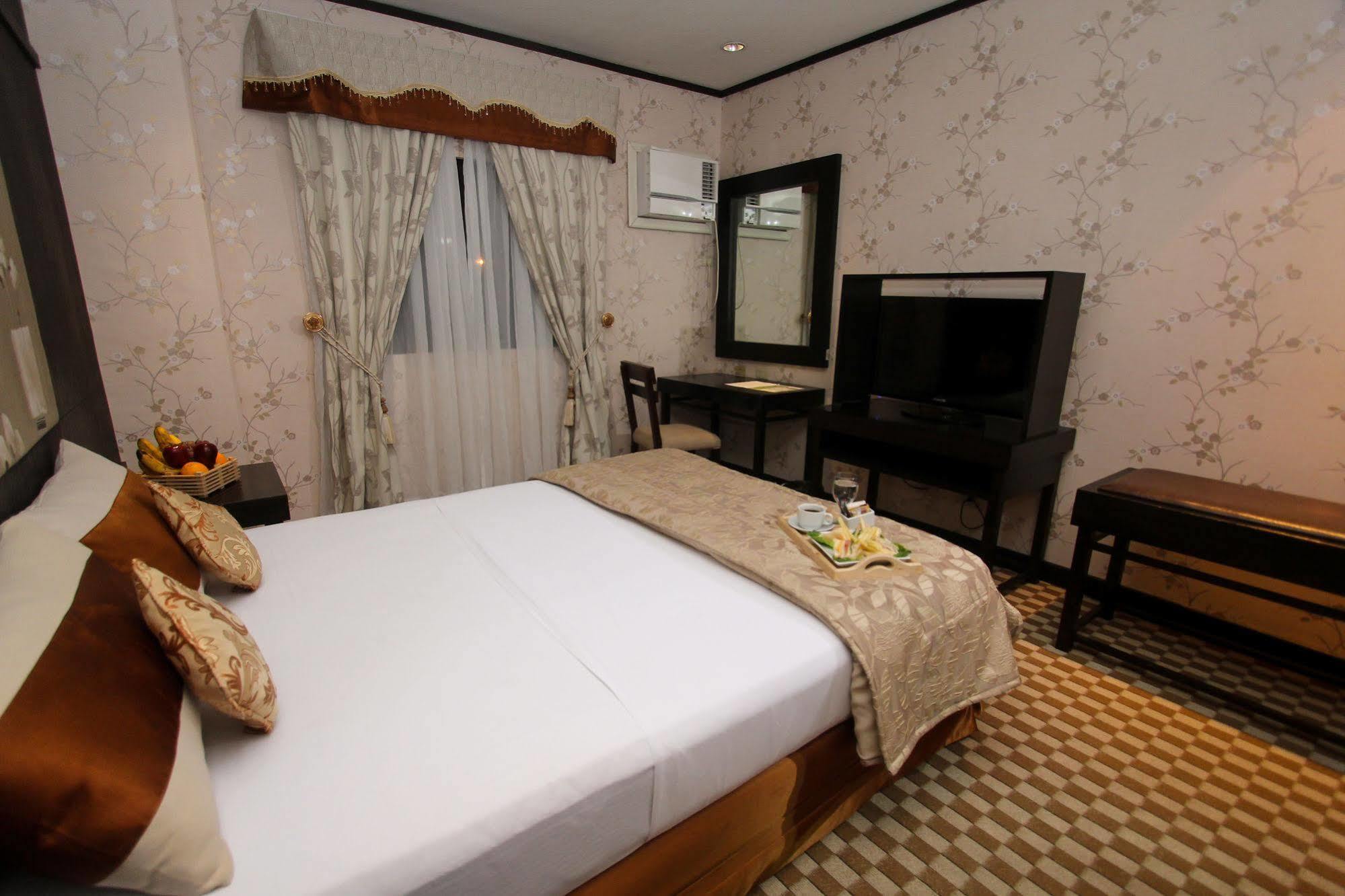 โรงแรมลุยซิตา เซ็นทรัล พาร์ค Tarlac City ภายนอก รูปภาพ