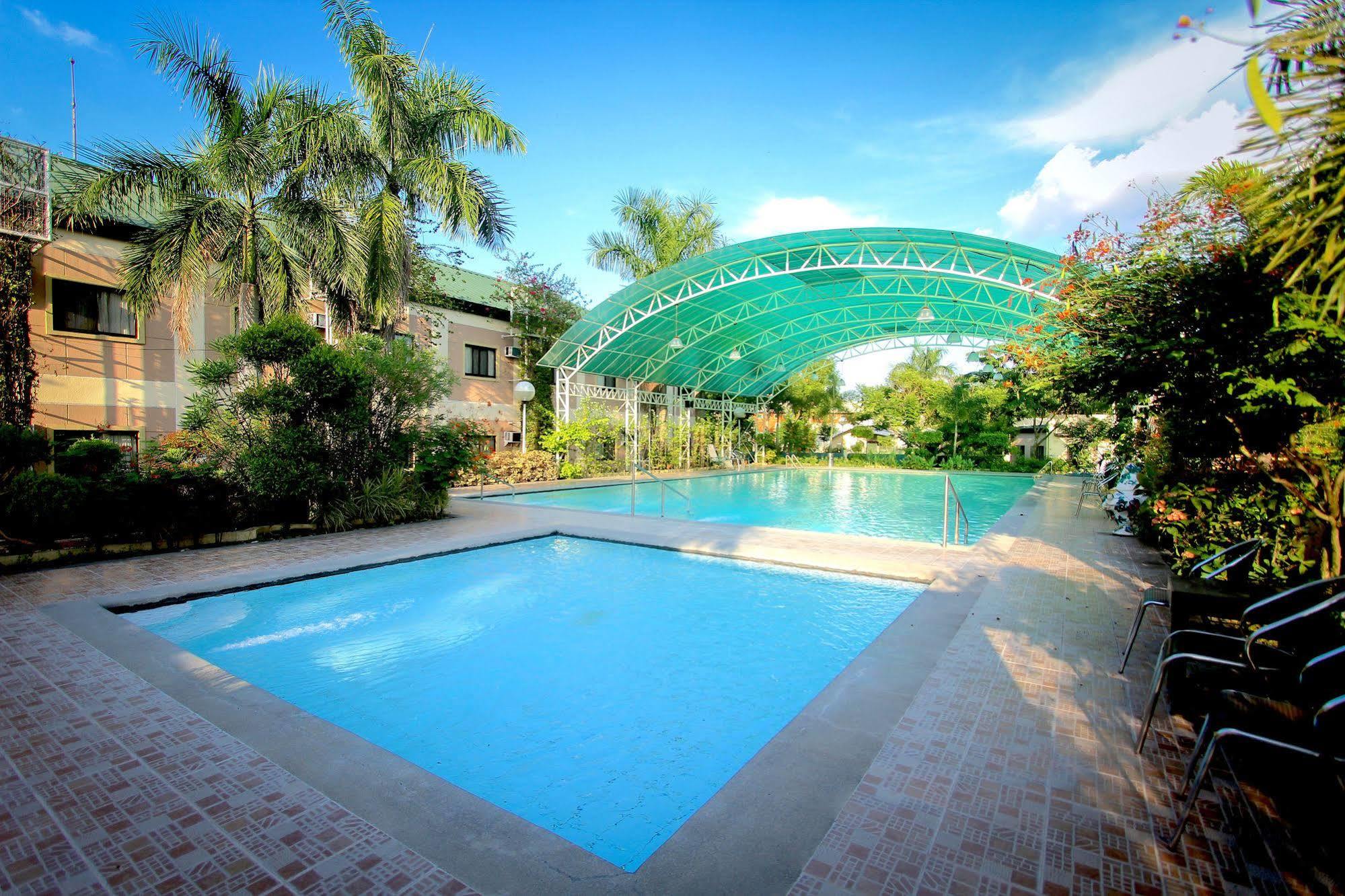 โรงแรมลุยซิตา เซ็นทรัล พาร์ค Tarlac City ภายนอก รูปภาพ