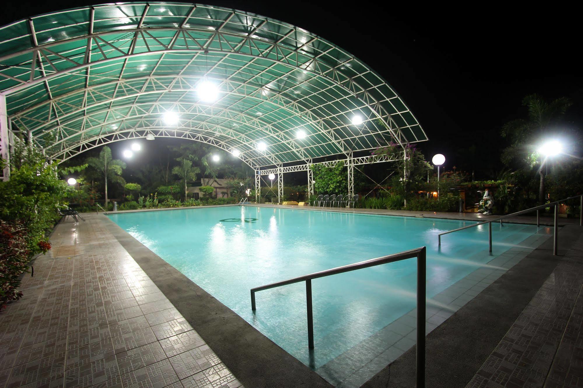โรงแรมลุยซิตา เซ็นทรัล พาร์ค Tarlac City ภายนอก รูปภาพ