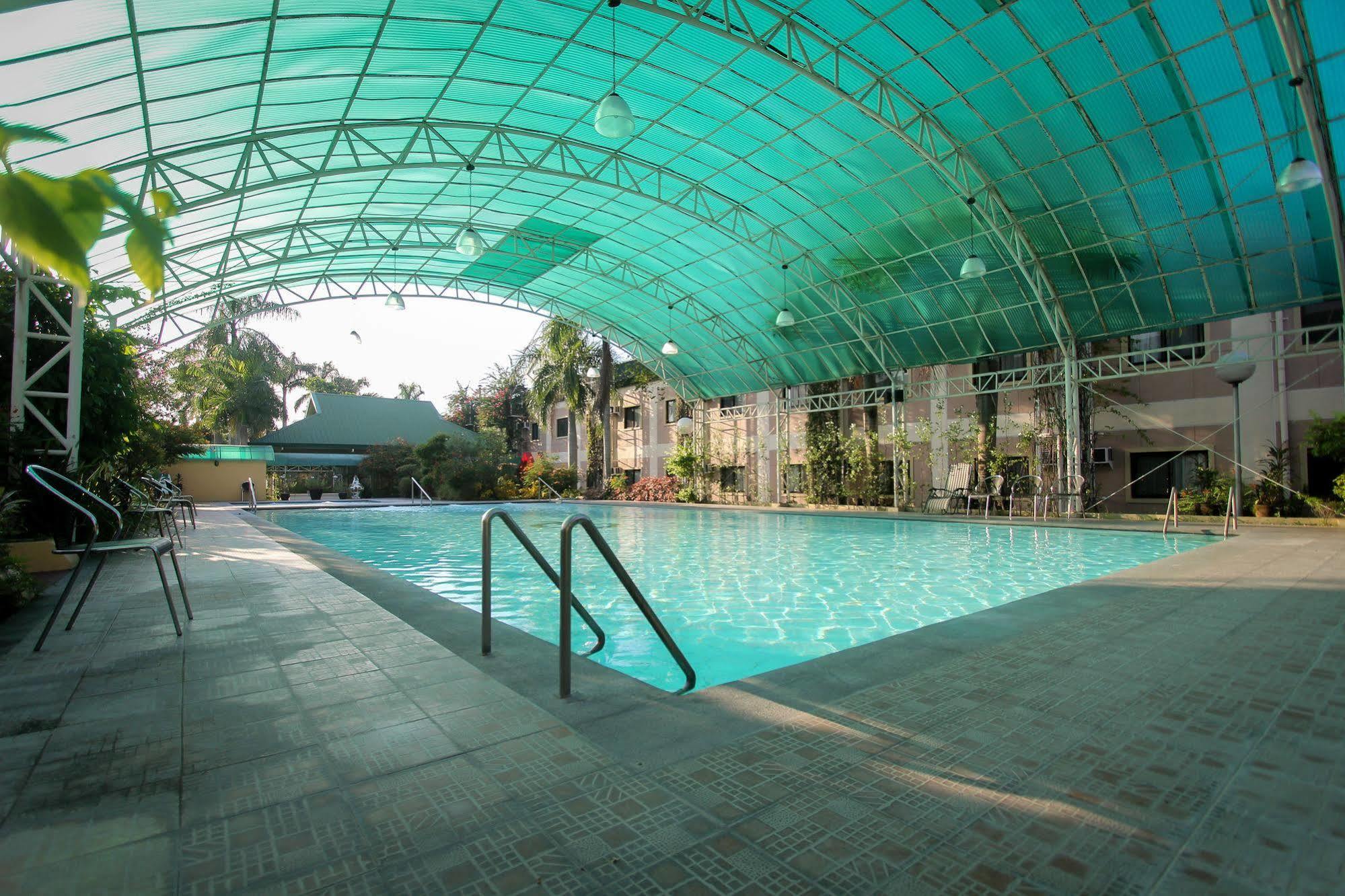 โรงแรมลุยซิตา เซ็นทรัล พาร์ค Tarlac City ภายนอก รูปภาพ