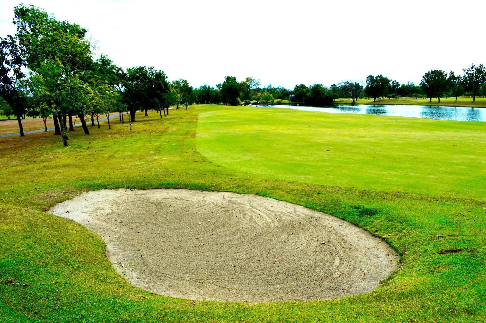โรงแรมลุยซิตา เซ็นทรัล พาร์ค Tarlac City ภายนอก รูปภาพ