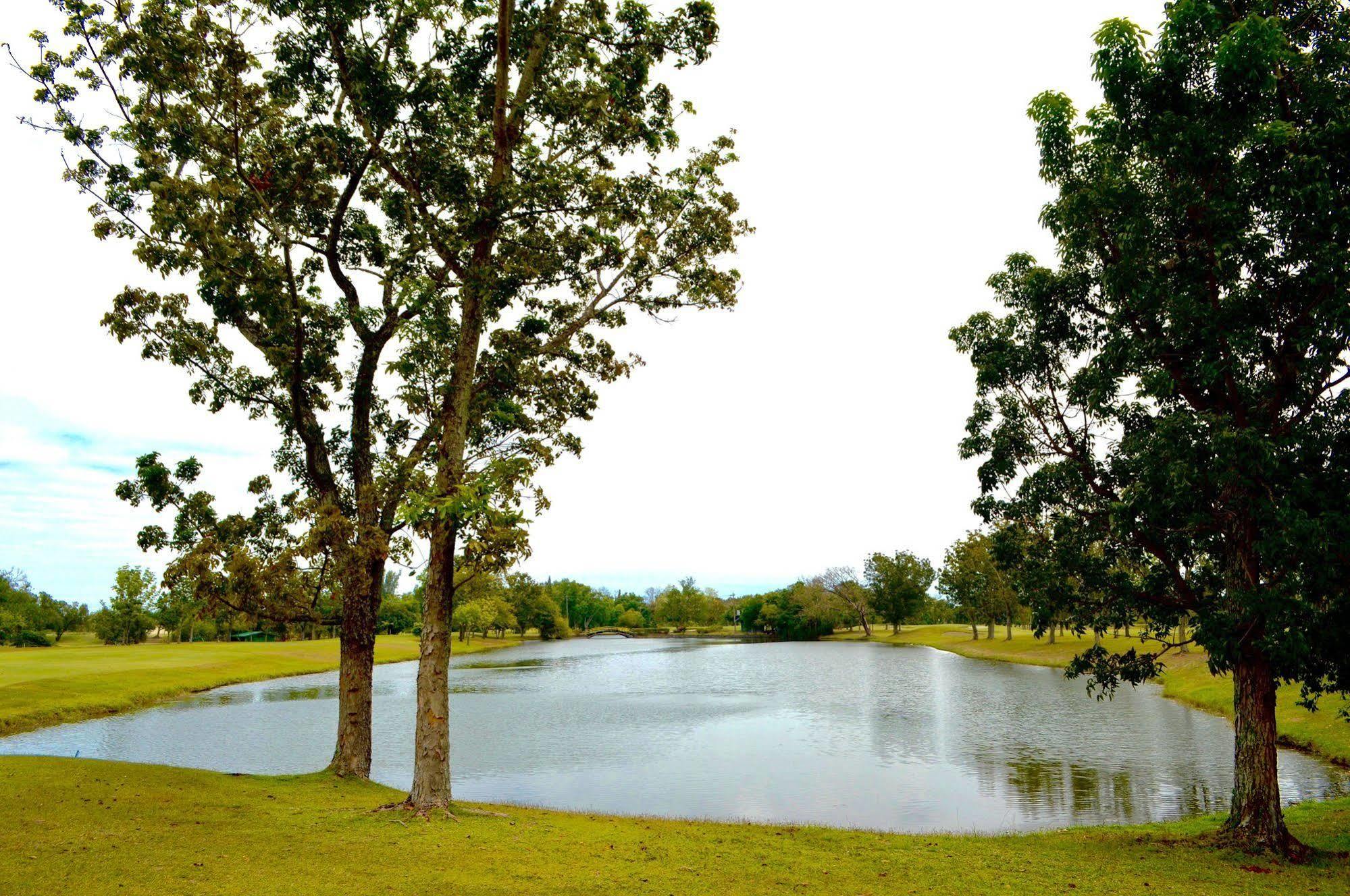 โรงแรมลุยซิตา เซ็นทรัล พาร์ค Tarlac City ภายนอก รูปภาพ
