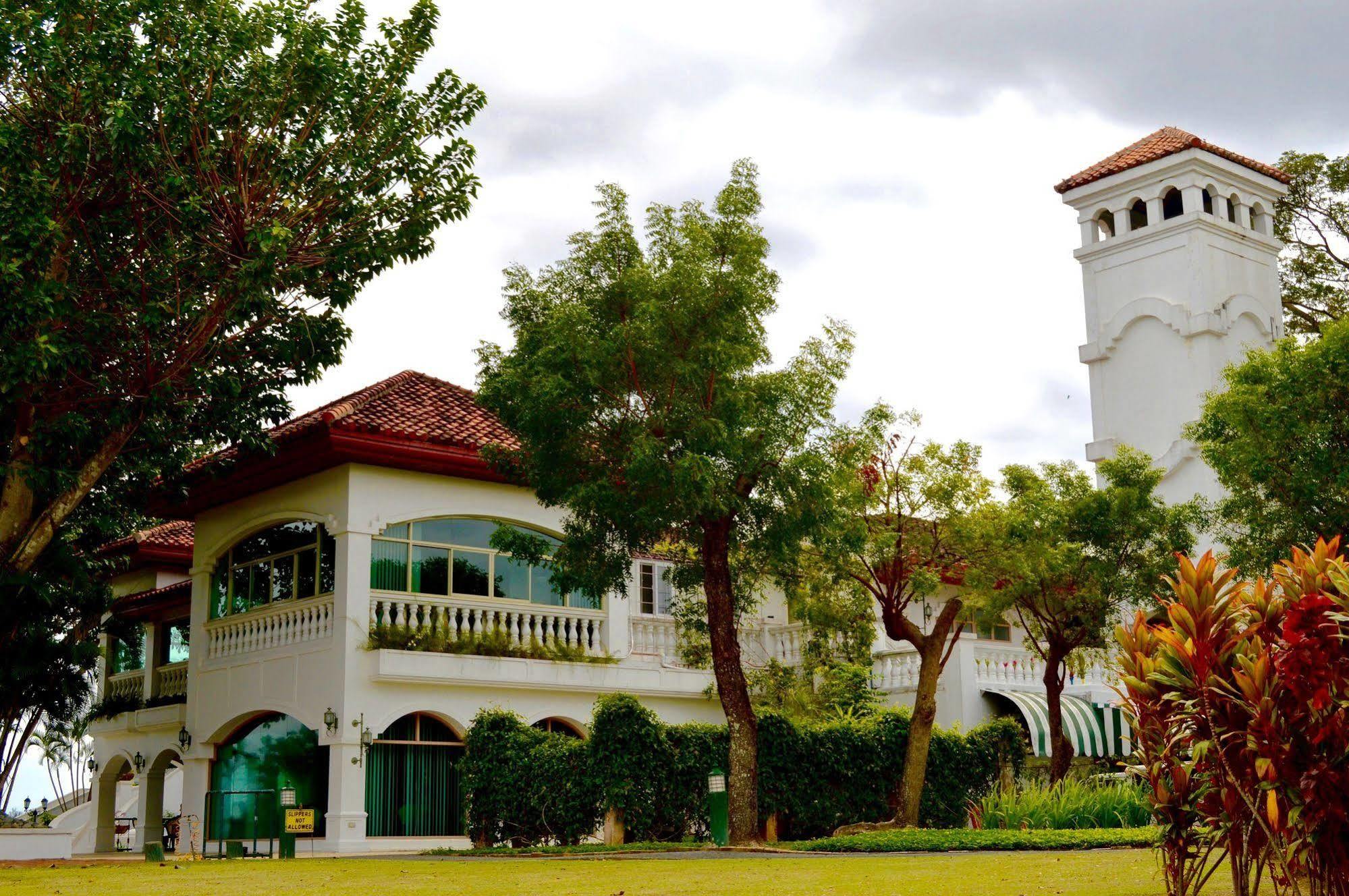 โรงแรมลุยซิตา เซ็นทรัล พาร์ค Tarlac City ภายนอก รูปภาพ